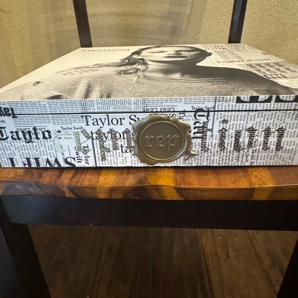 Taylor Swift Reputation Stadium VIP Box Set - Picture 3 of 14